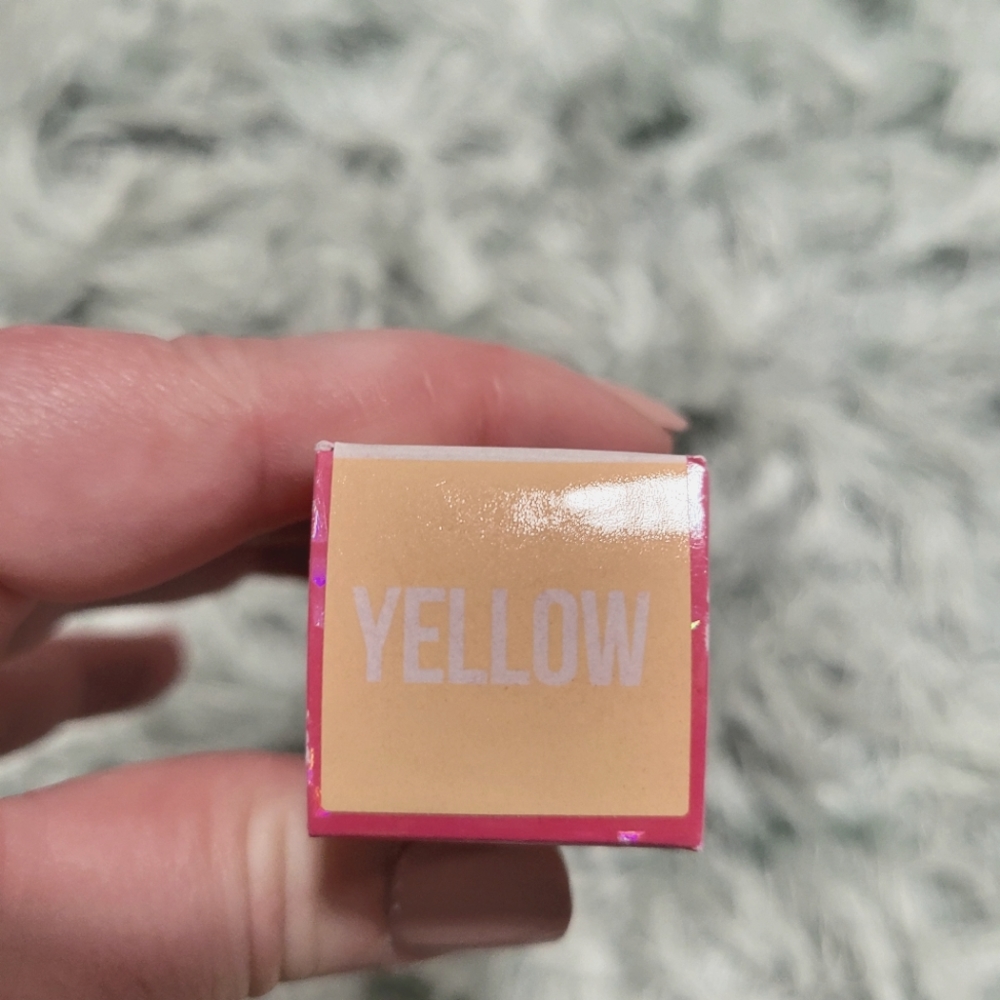 Jeffree Star magic concealer in Yellow